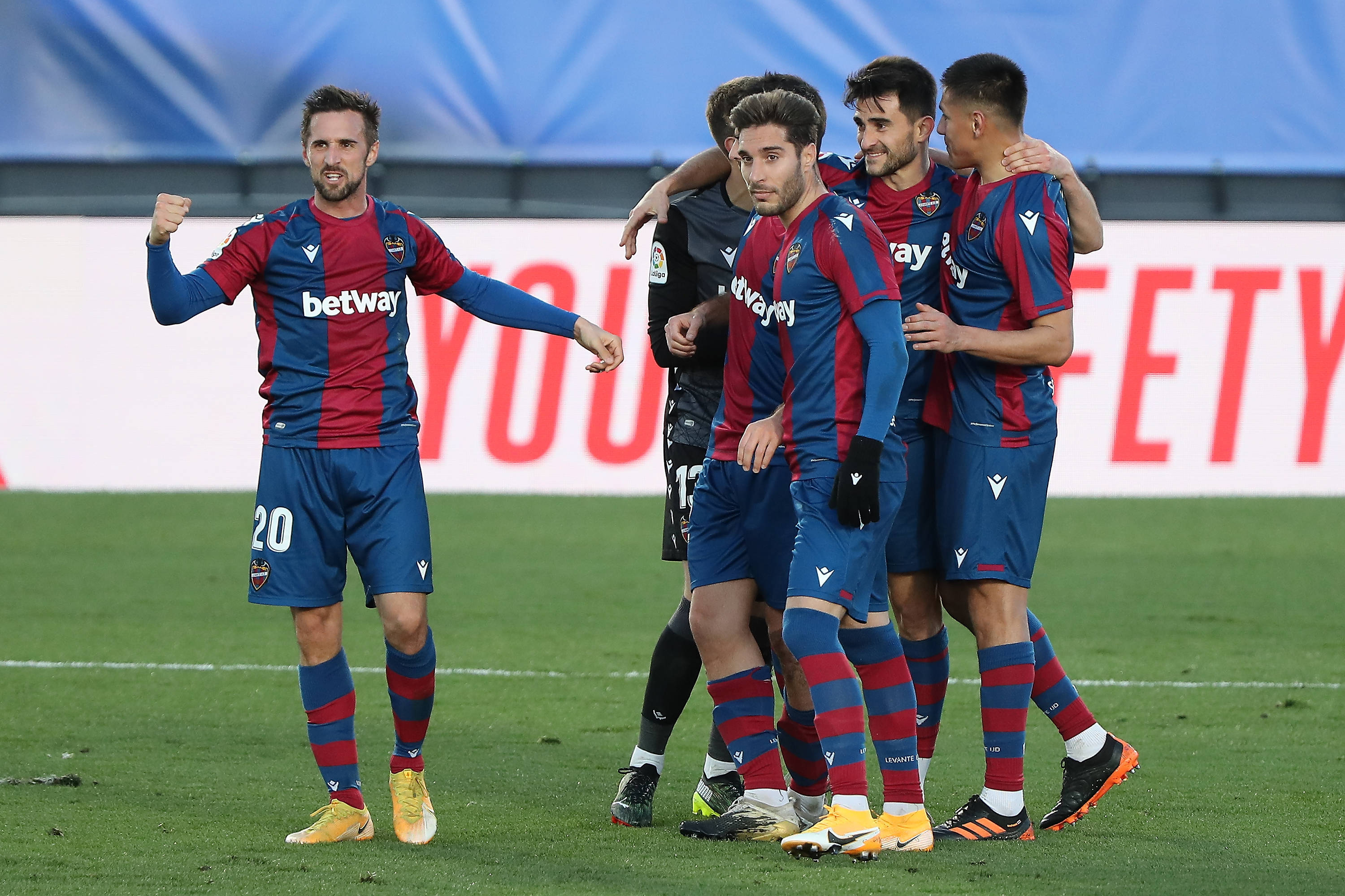 阿拉维斯主场胜利，球队攻防均衡表现出色的简单介绍