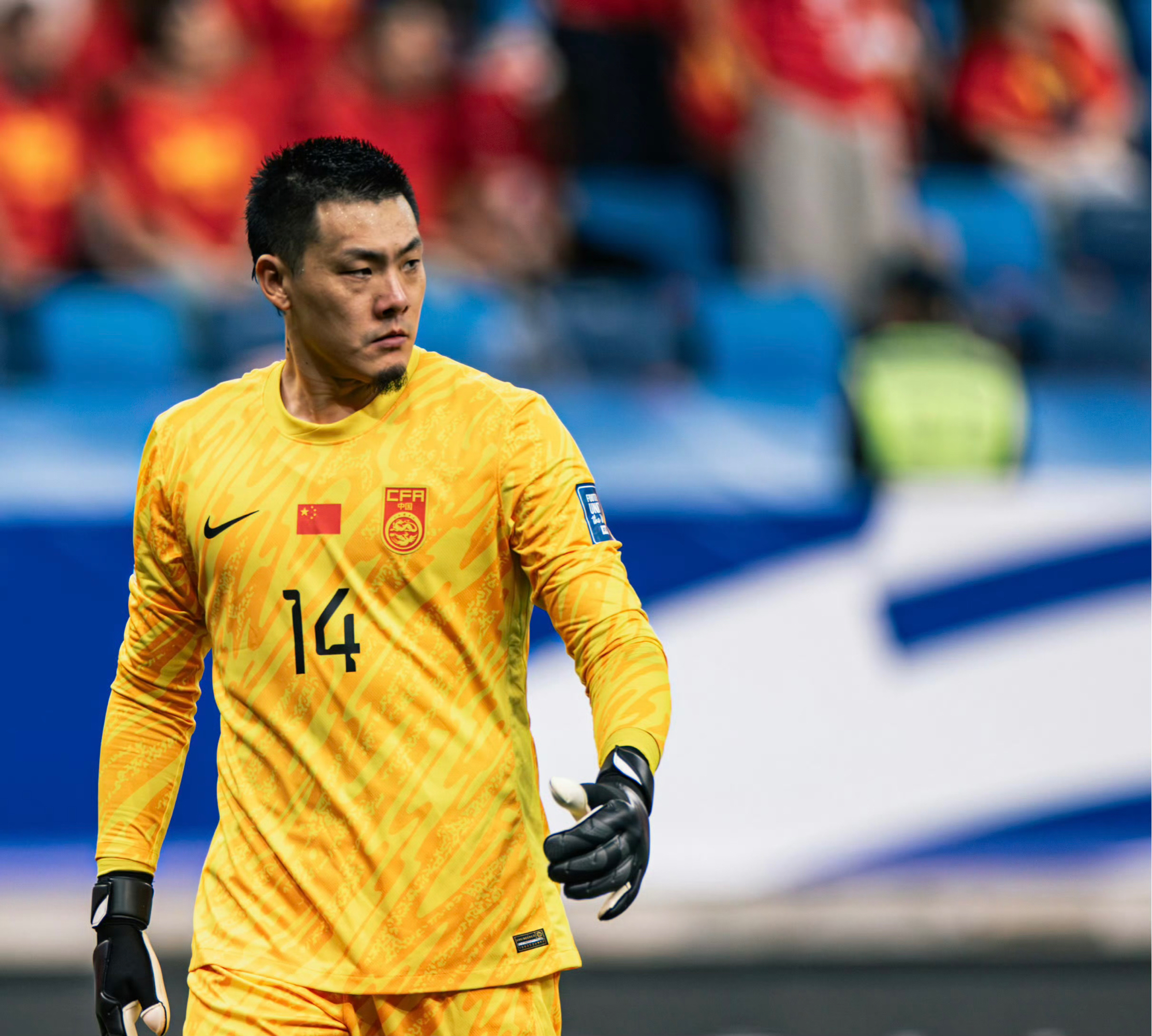 关于足球比赛最新消息：强队碾压对手取胜的信息