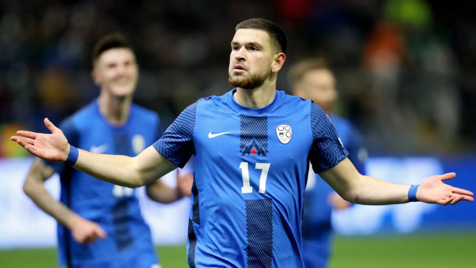 包含斯洛文尼亚收获不败，欧预赛横向推进的词条