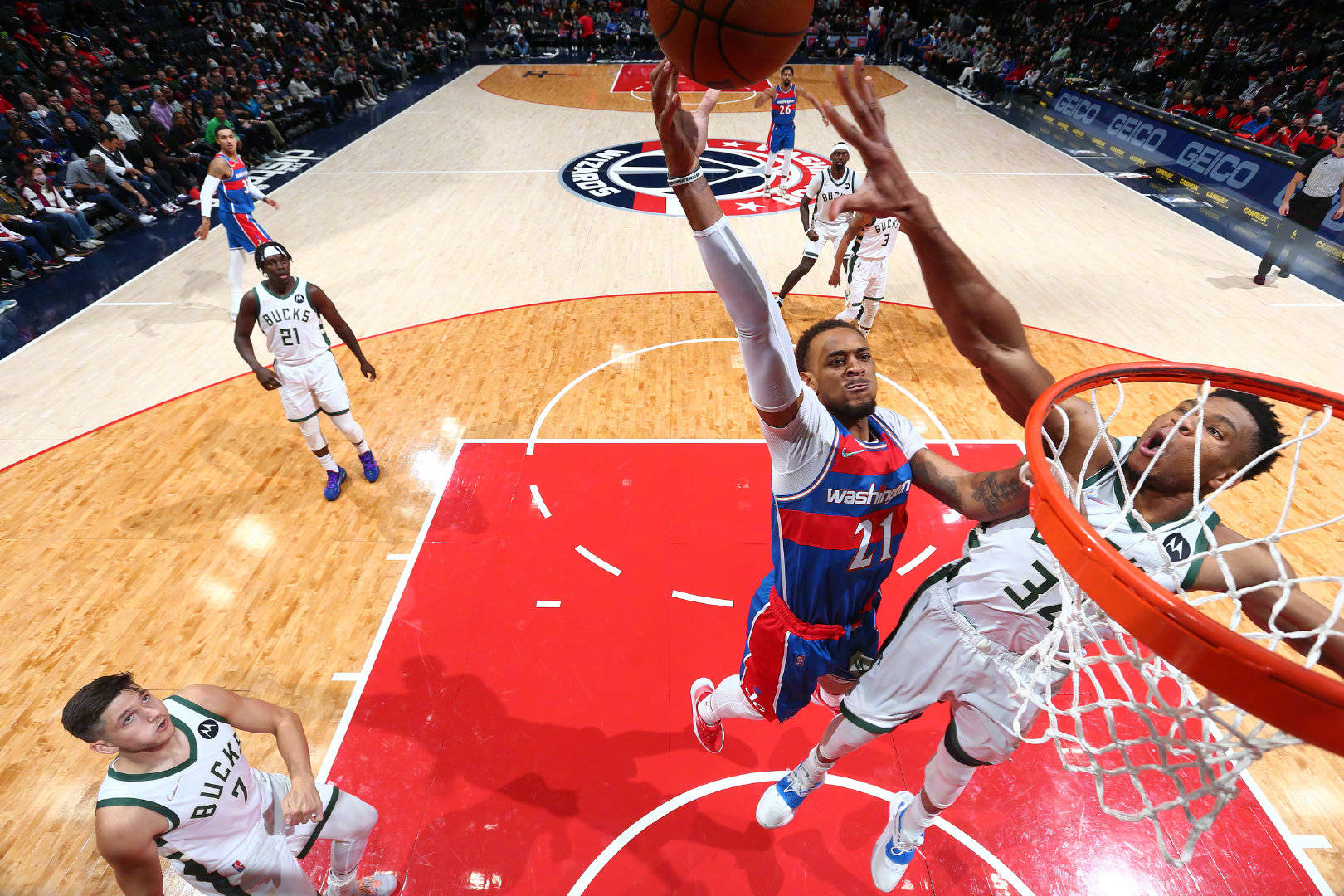 关于卫冕冠军遭遇困境，复仇之战必胜的信息