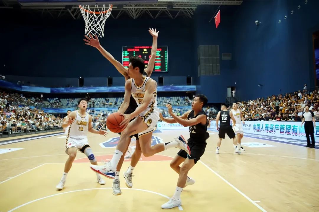 热血澎湃的体育竞技，观众欢呼不止的简单介绍