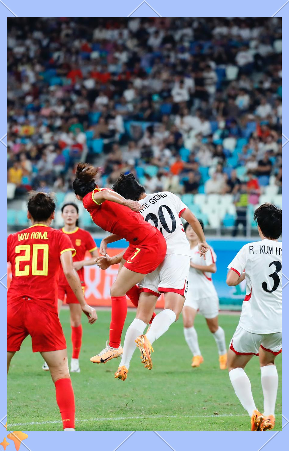 中国女足球员努力备战大赛，争夺赛场胜利