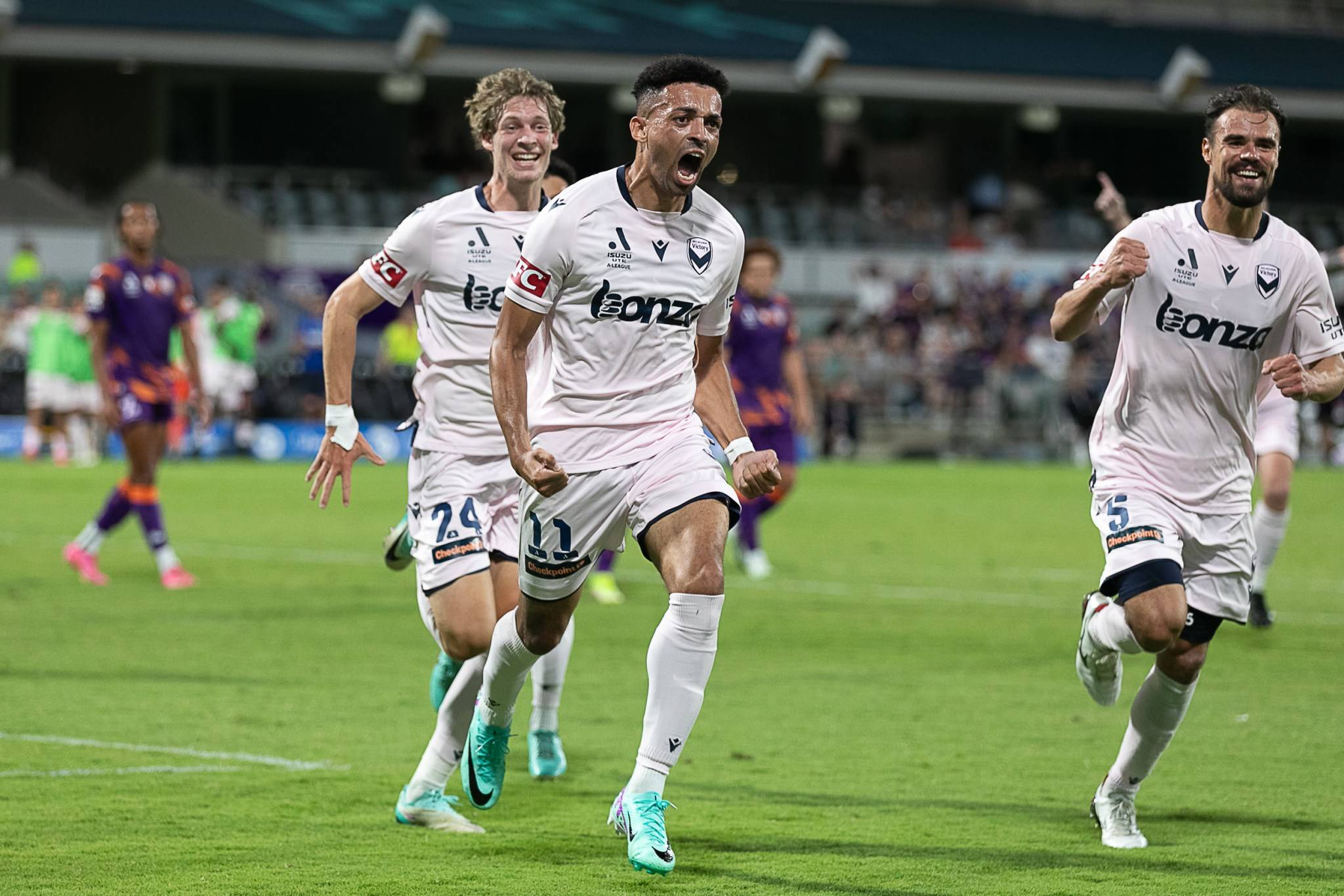 关于法国足球联赛战况激烈，实力悬殊尽显的信息