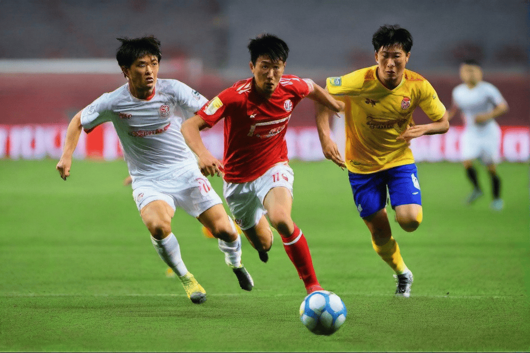 球员们在比赛中展现高水准技术和团队配合 球员们在比赛中展现高水准技术和团队配合