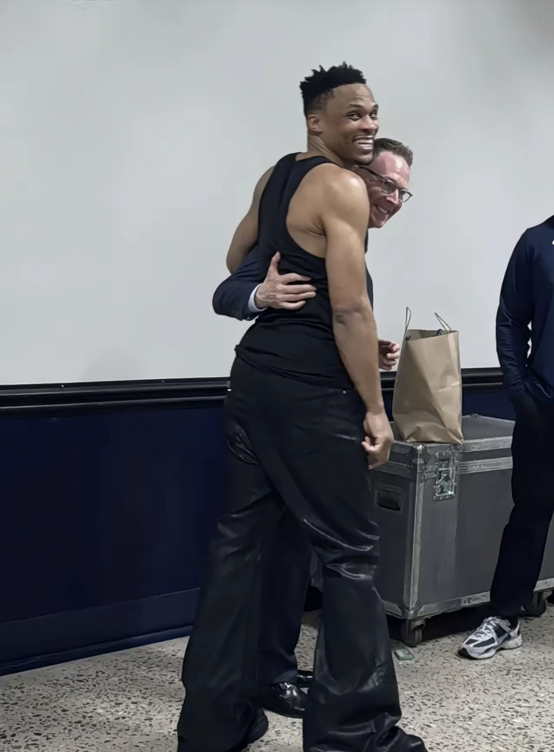 雷霆队遗憾出局,球员泪洒赛场告别 雷霆队遗憾出局,球员泪洒赛场告别