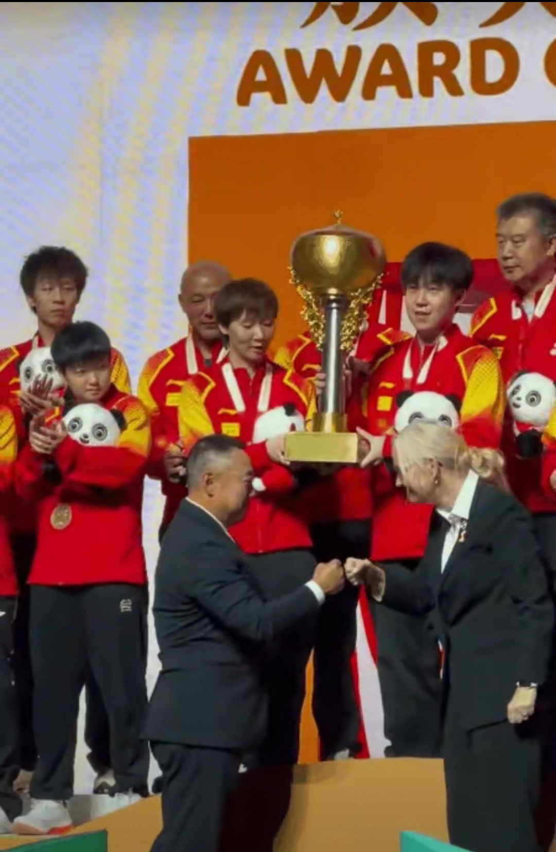 队员们发挥出色,为球队争取荣誉 队员们发挥出色,为球队争取荣誉